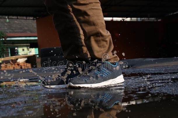 鞋子和水小滴