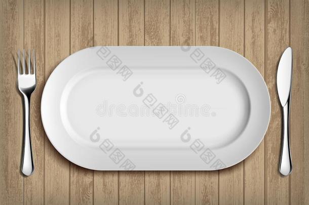 白色的陶器的盘子,餐叉和刀向木制的表.菜单后面