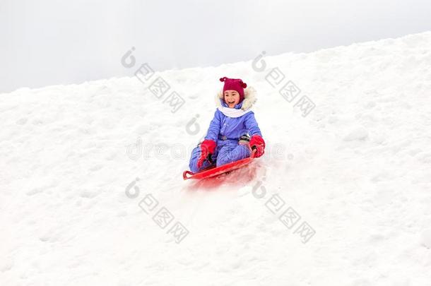 女孩滑行的下向雪茶<strong>杯托</strong>雪橇采用w采用ter
