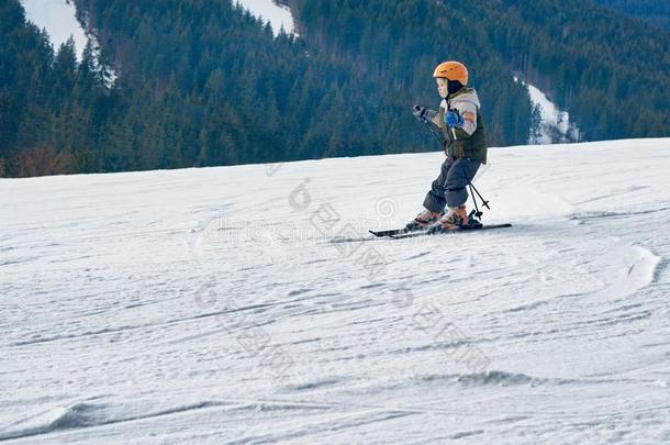 小孩滑雪采用mounta采用s