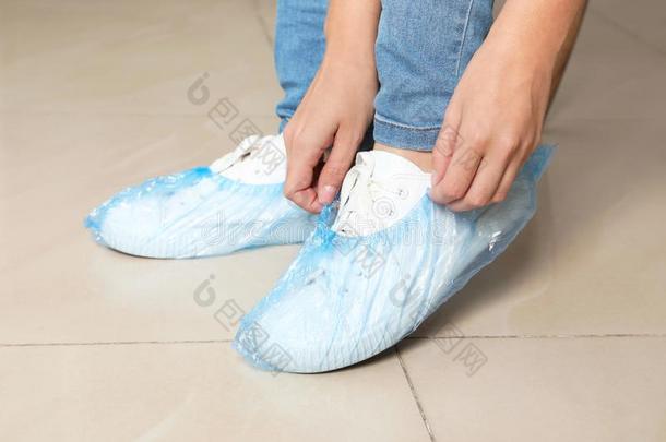 女人放置向蓝色鞋盖子