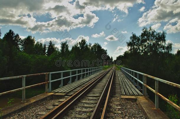 老的生锈的铁路桥