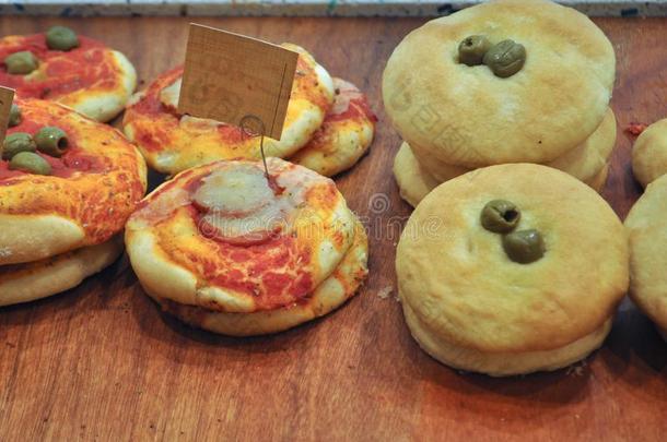 披萨(小的意大利薄饼)烘烤制作的食物
