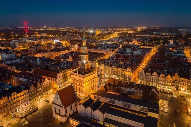 傍晚空气的看法向波兹南主要的正方形和老的城镇.