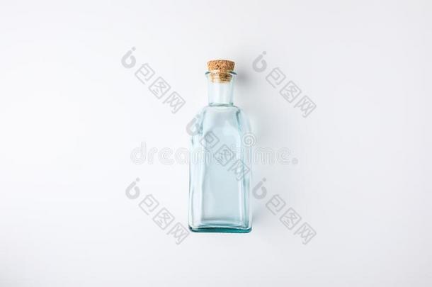 顶看法关于透明的玻璃瓶子和软木
