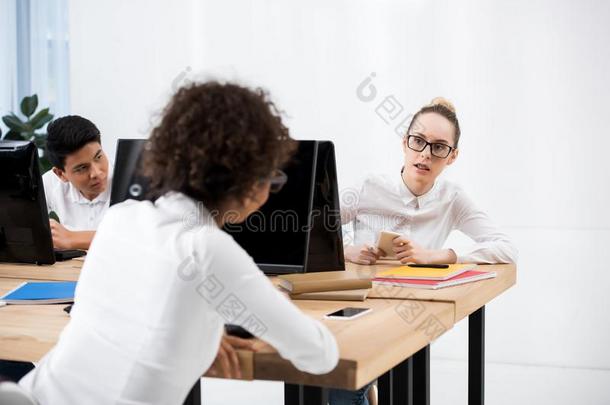 十几岁的青少年学生女儿一次在表和有样子的