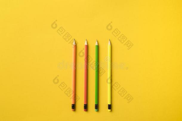 顶看法关于num.四有色的铅笔和橡皮擦