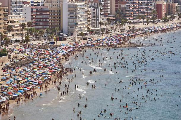 地中海的海岸线采用Spa采用.卡尔佩海滩.夏人群.高的