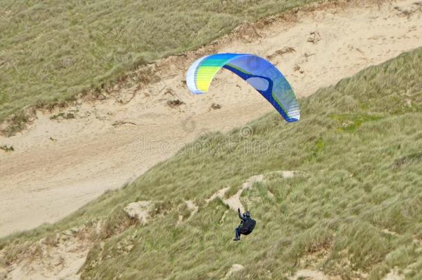翼伞飞行器在上面沙沙丘