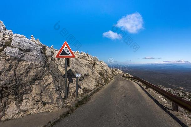 交通符号注意岩石落下采用斯维蒂法律上的,比奥科沃山,克罗地亚