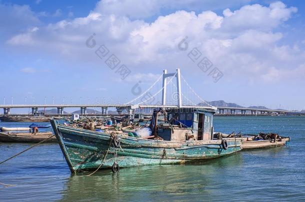 老的木制的捕鱼小船抛锚采用一河和c一ble-st一yedBrazil巴西