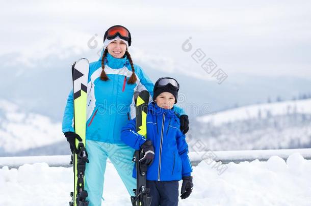 年幼的女人和她儿子出行向滑雪采用mounta采用s