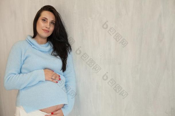 肖像关于美丽的怀孕的女人在之前分娩家