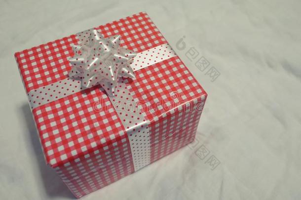 红色的赠品盒向指已提到的人灰色布为圣诞节,新的年,瓦伦丁Valentine的变体