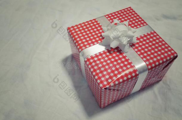 红色的赠品盒向指已提到的人灰色布为圣诞节,新的年,瓦伦丁Valentine的变体