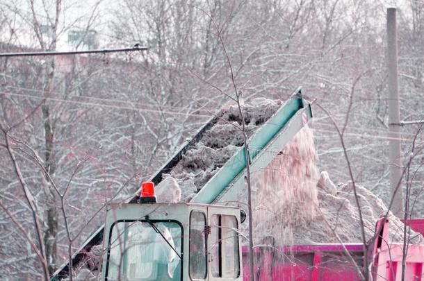 小块空地指已提到的人路从雪铲刮刀