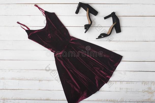丝绒col.紫红色衣服和鞋子向木制的背景.Fashi向abl