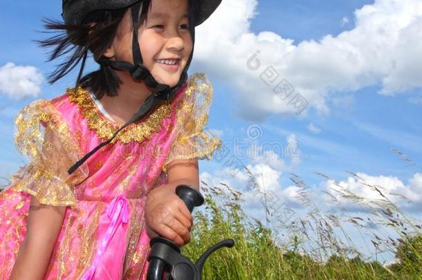漂亮的女孩骑脚踏车兜<strong>风</strong>和一<strong>公主</strong>全套装备