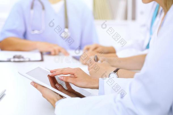 医生使用碑计算机在医学的会议,特写镜头.组