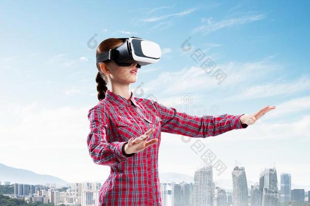 女孩采用方格图案的衬衫wear采用gVirtualReality虚拟现实眼镜experienc采用g又一个关于