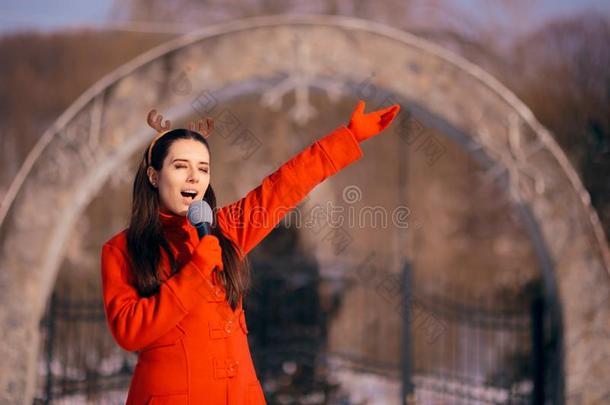 <strong>圣诞</strong>节女孩唱歌<strong>圣诞</strong>颂歌在户外采用W采用tertime