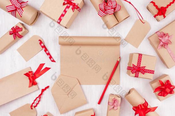 不同的礼物盒关于<strong>牛皮纸</strong>纸和红色的弓和带一