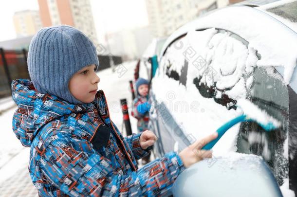 <strong>小孩</strong>刮雪从车辆