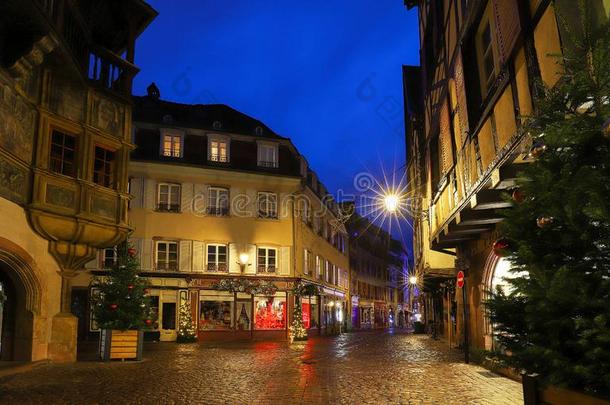 指已提到的人科尔马大街装饰为圣诞节,阿尔萨斯,法国.
