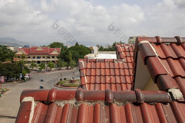 红色的规模屋顶和都市的l和scape.传统的规模屋顶.英语字母表的第3个字母