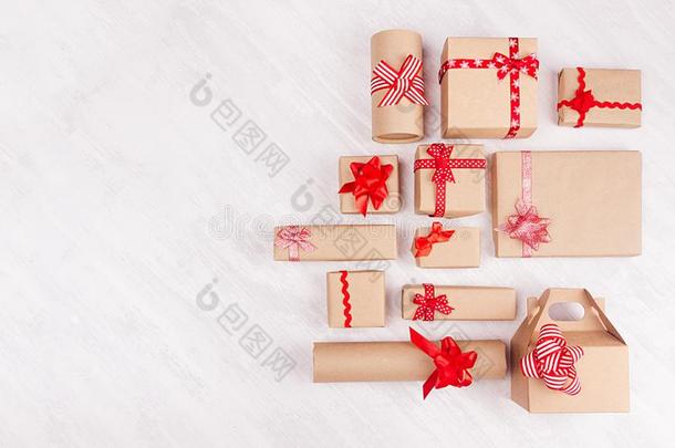 圣诞节背景-放置关于各种各样的手艺纸礼物和红色的