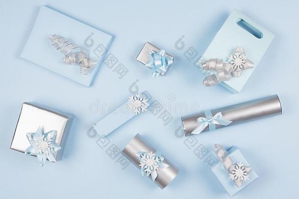 高雅节日的不同的赠品盒采用彩色粉笔蓝色和金属