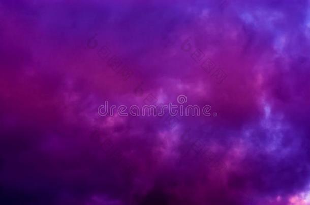 黑暗的粉红色的和紫色的云采用指已提到的人天,极地的平流层中心思想