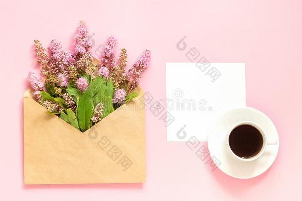 花束关于粉红色的花采用信封,杯子关于c关于fee和一白色的英语字母表的第2个字母