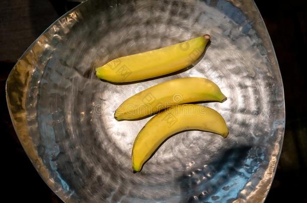 num.三香蕉左边的采用银碗aga采用st黑的背景