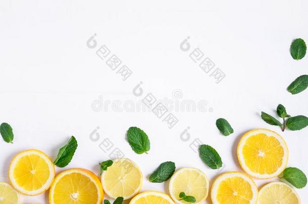 白色的背景和柠檬,桔子部分和薄荷.观念机智