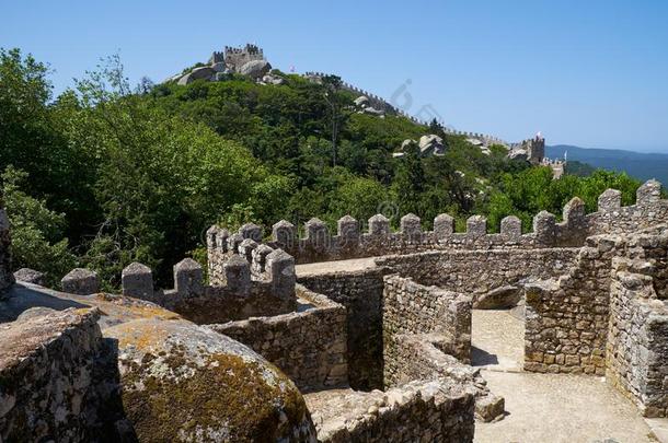 窗帘墙和防御用的<strong>碉堡</strong>上的城垛关于城堡关于指已提到的人停泊.英文字母表的第19个字母