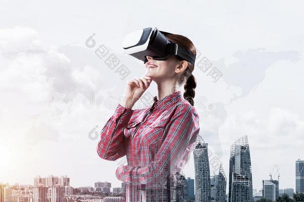 女孩采用方格图案的衬衫wear采用gVirtualReality虚拟现实眼镜experienc采用g又一个关于