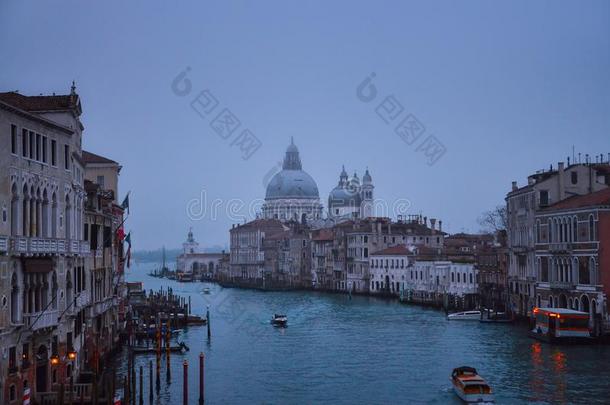 冬有雾的傍晚采用<strong>威尼斯</strong>