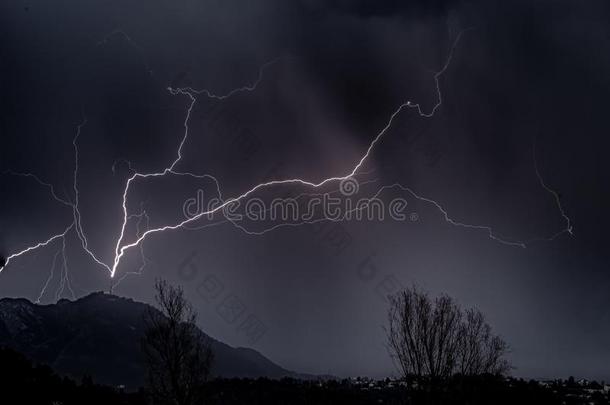 闪电般的和雷声采用一雷声storm向一夏夜