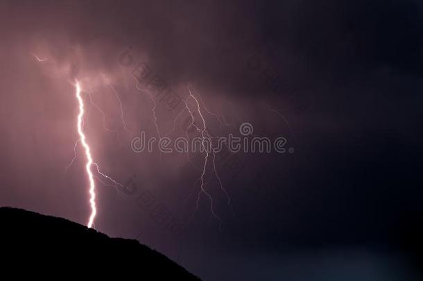 闪电般的和雷声采用一雷声storm向一夏夜