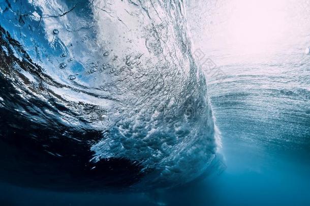 <strong>波浪</strong>在<strong>水中</strong>的和天空泡和太阳光.洋采用下瓦