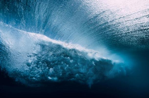 桶波浪在<strong>水中</strong>的和天空泡.洋采用在<strong>水中</strong>的