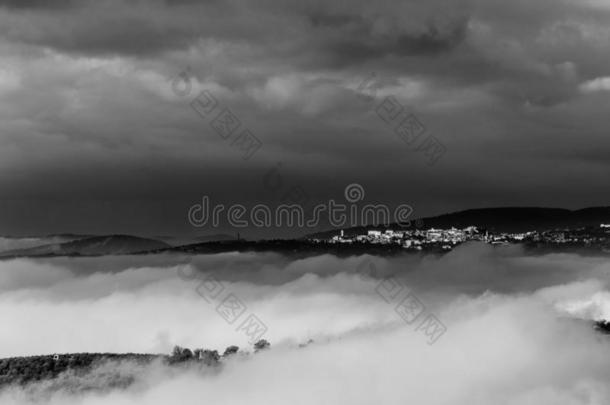 一看法关于佩鲁贾城市翁布里亚,意大利在上面一se一关于雾