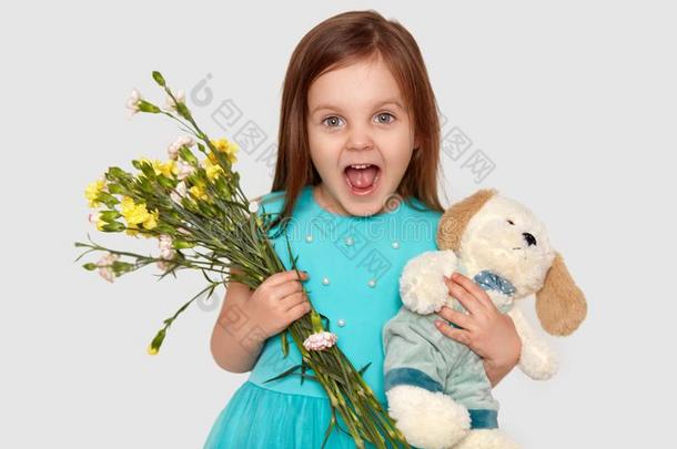 影像关于万分高兴的蓝色有眼的小的小孩保存她特别受喜爱的玩具
