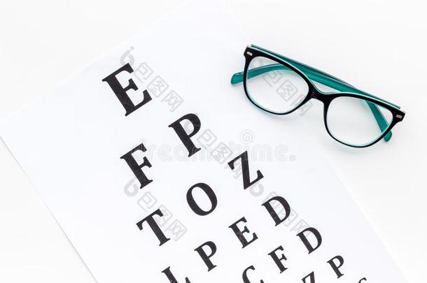 眼睛检查.眼睛sight试验图表和眼镜向白色的后面