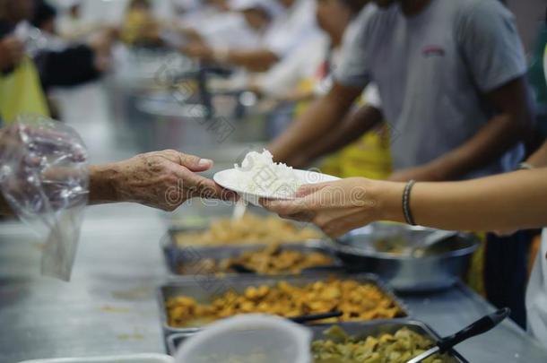 义务工作者捐赠食物向帮助无家可归的和饥饿的人