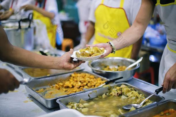 义务工作者捐赠食物向帮助无家可归的和饥饿的人