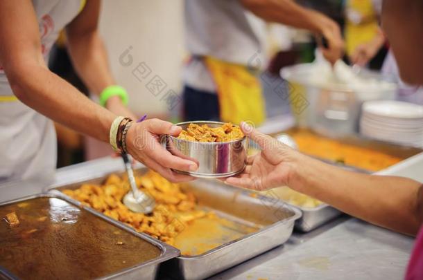 义务工作者捐赠食物向帮助无家可归的和饥饿的人