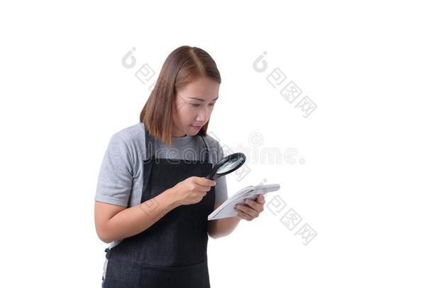 工人女人或军人采用灰色衬衫和围裙是（be的三单形式hold采用g不