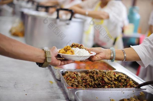 指已提到的人手关于指已提到的人贫穷的等候向收到自由的食物:食物分布